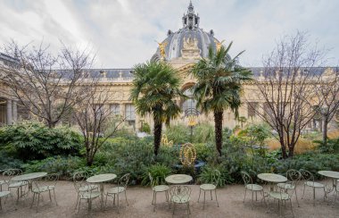 Paris, Fransa - 12 04 2021: Paris Güzel Sanatlar Müzesi. Le Petit Palais bahçesindeki Othoniel heykelinin manzarası