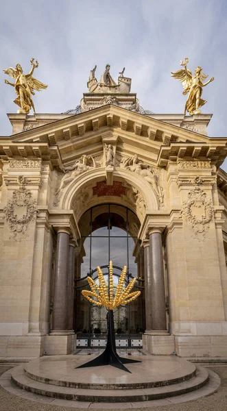 フランス 2021年 パリ市立美術館 プティ パレの庭園におけるオソニエルの彫刻の眺め — ストック写真