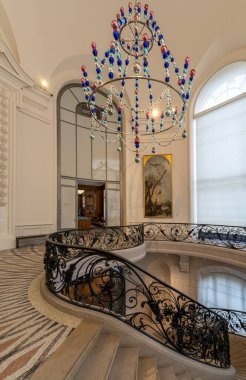 Paris, Fransa - 12 04 2021: Paris Güzel Sanatlar Müzesi. Le Petit Palais 'deki heykel manzarası