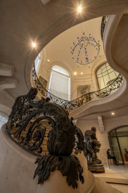 Paris, Fransa - 12 04 2021: Paris Güzel Sanatlar Müzesi. Le Petit Palais 'deki heykel manzarası