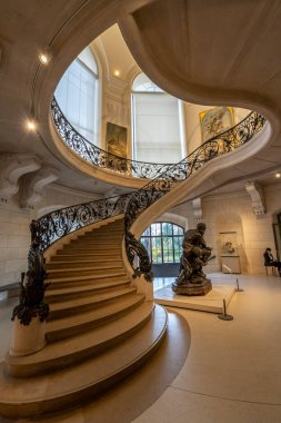 Paris, Fransa - 12 04 2021: Paris Güzel Sanatlar Müzesi. Le Petit Palais 'deki heykel manzarası