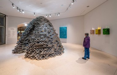 Paris, Fransa - 12 04 2021: Paris Güzel Sanatlar Müzesi. Le Petit Palais 'deki heykel manzarası