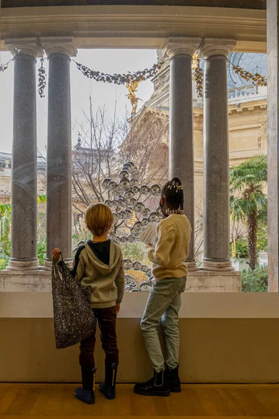 2021年4月12日 法国巴黎 巴黎市美术博物馆 在小宫玩耍的儿童 — 图库照片