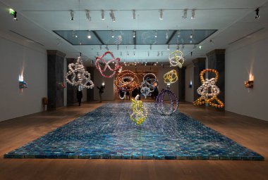 Paris, Fransa - 12 04 2021: Paris Güzel Sanatlar Müzesi. Le Petit Palais 'deki heykel manzarası