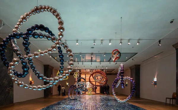 Paris, Fransa - 12 04 2021: Paris Güzel Sanatlar Müzesi. Le Petit Palais 'deki heykel manzarası