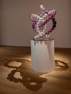 Paris, Fransa - 12 04 2021: Paris Güzel Sanatlar Müzesi. Le Petit Palais 'deki heykel manzarası