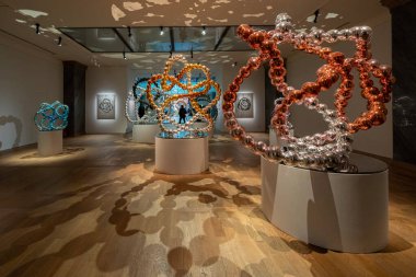 Paris, Fransa - 12 04 2021: Paris Güzel Sanatlar Müzesi. Le Petit Palais 'deki heykel manzarası