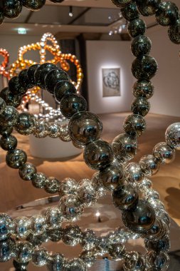 Paris, Fransa - 12 04 2021: Paris Güzel Sanatlar Müzesi. Le Petit Palais 'deki heykel manzarası