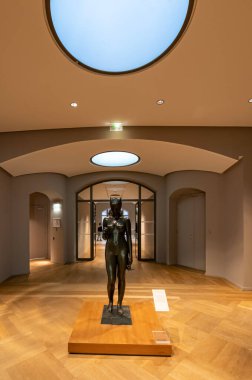 Paris, Fransa - 12 04 2021: Paris Güzel Sanatlar Müzesi. Le Petit Palais 'deki heykel manzarası