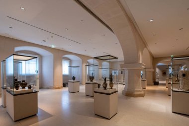 Paris, Fransa - 12 04 2021: Paris Güzel Sanatlar Müzesi. Le Petit Palais 'deki heykel manzarası