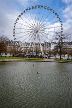 Paris, Fransa - 12 04 2021: Büyük yuvarlak havzanın yanındaki Tuileries bahçesinin atlı karıncalı manzarası