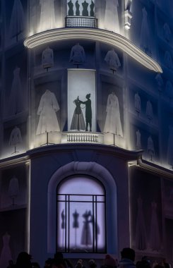 Paris, Fransa - 12. 04 2021: Christian Dior Paris 'in noel süslemeleriyle görünüşü