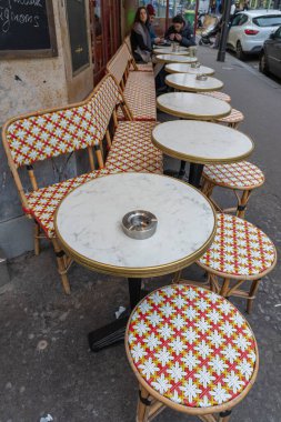 Paris, Fransa - 11: 15 2021: Tipik bistro teras masası ve sandalye