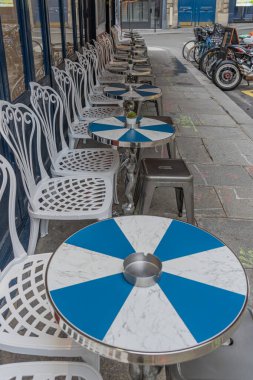Paris, Fransa - 11: 15 2021: Tipik bistro teras masası ve sandalye