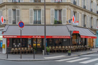 Paris, Fransa - 11: 15 2021: Tipik bistro teras masası ve sandalye