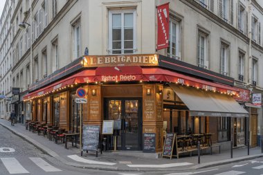 Paris, Fransa - 11: 15 2021: Tipik bistro teras masası ve sandalye