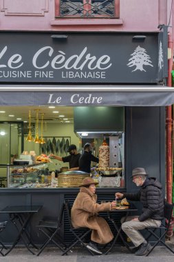 Paris, Fransa - 11: 15 2021: Tipik bistro teras masası ve sandalye