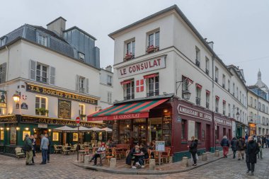 Paris, Fransa - 11: 15 2021: Montmartre bölgesi. Ünlü ve tipik kaldırımlı bir sokak ve renkli bir bar.