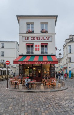 Paris, Fransa - 11: 15 2021: Montmartre bölgesi. Ünlü ve tipik kaldırımlı bir sokak ve renkli bir bar.