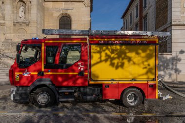 Paris, Fransa - 106 2021: Paris itfaiyecileri Saint-Martin Kanalı 'nda eğitim yapıyorlar