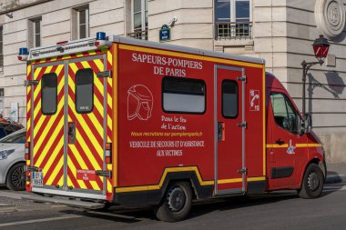 Paris, Fransa - 106 2021: Paris itfaiyecileri Saint-Martin Kanalı 'nda eğitim yapıyorlar