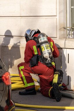 Paris, Fransa - 106 2021: Paris itfaiyecileri Saint-Martin Kanalı 'nda eğitim yapıyorlar