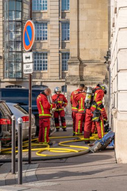 Paris, Fransa - 106 2021: Paris itfaiyecileri Saint-Martin Kanalı 'nda eğitim yapıyorlar