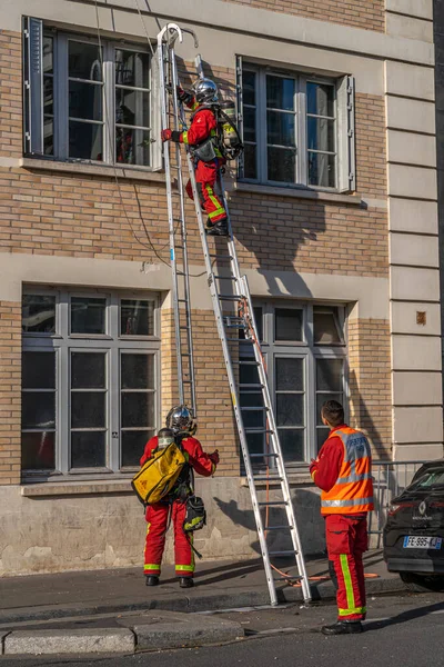 フランス 2021年 パリの消防士は 運河サン マルタンでトレーニングを実施 — ストック写真