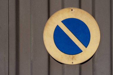 Gennevilliers, Fransa - 11 05 2021: Mavi ve sarı daire trafik işareti