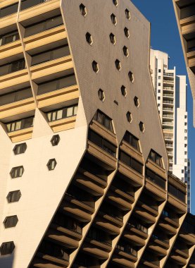 Paris, Fransa - 10 16 2021 Flandres bölgesi. Gündoğumunda modern bina cephesi