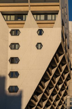 Paris, Fransa - 10 16 2021 Flandres bölgesi. Gündoğumunda modern bina cephesi