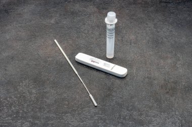 Paris, Fransa - 12 31 2021: kendinden test materyali, negatif sonuç