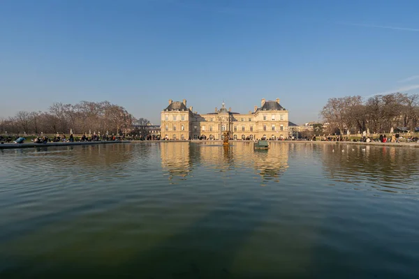 Париж Франція 2022 Люксембурзький Сад Вид Люксембурзький Палац Відображається Водах — стокове фото
