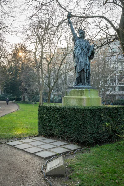 2022年1月15日 法国巴黎 卢森堡花园 公园内的自由女神像 — 图库照片