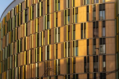 Paris, Fransa - 01: 30 2022: Renkli ahşap bir binanın dış cephesi