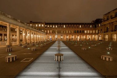 Domaine Ulusal Sarayı 'na giriş ve çıkışlar