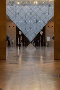 Louvre Müzesi. Grand Louvre 'un arka sokağındaki ters dönmüş piramidin görüntüsü