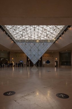 Louvre Müzesi. Grand Louvre 'un arka sokağındaki ters dönmüş piramidin görüntüsü