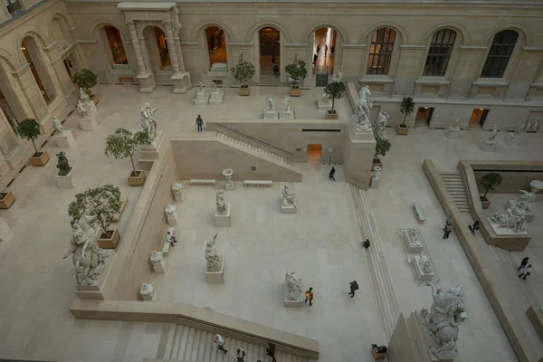 ルーヴル美術館 像や階段の石とクールメアリーと中央の中庭の眺め — ストック写真