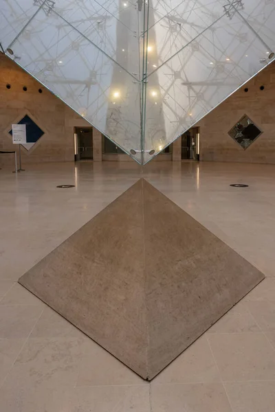 Μουσείο Του Λούβρου Άποψη Της Ανεστραμμένης Πυραμίδας Μέσα Στο Σοκάκι — Φωτογραφία Αρχείου