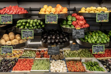 Primeur meyve ve sebzeler. Bir manavda sebze ve meyve tezgahı