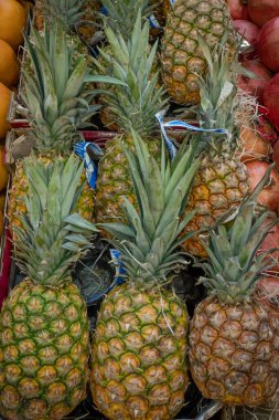 Primeur meyve ve sebzeler. Bir manavda ananas detayı