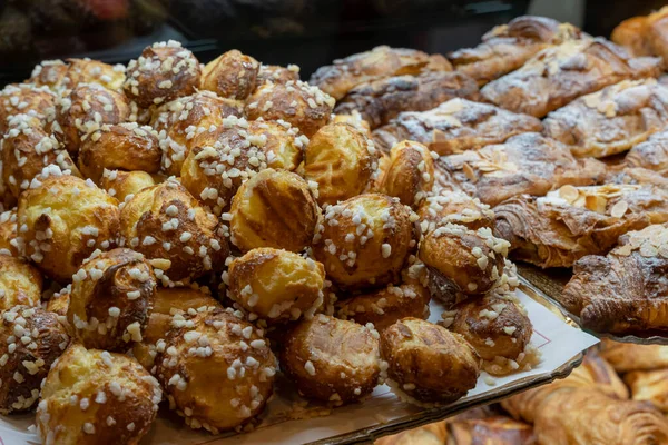 Kézműves Pék Cukrász Krémes Puffancsok Részletei Egy Pékségben — Stock Fotó