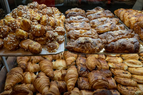 職人のパン職人とペストリーシェフ パン屋における混合菓子の詳細 — ストック写真