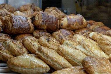 Esnaf fırıncı ve pasta şefi. Fırındaki karışık hamur işlerinin ayrıntıları
