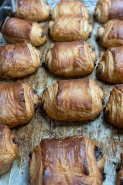 Esnaf fırıncı ve pasta şefi. Bir pastanedeki çikolatalı ekmeğin ayrıntıları.
