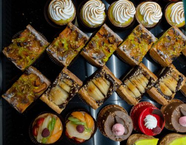 Esnaf fırıncı ve pasta şefi. Fırında karışık tart ve keklerin ayrıntıları