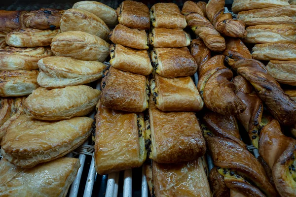 職人のパン職人とペストリーシェフ パン屋における混合菓子の詳細 — ストック写真
