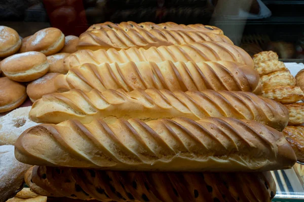 職人のパン職人とペストリーシェフ パン屋さんのパンの詳細ページ — ストック写真
