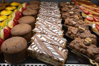 Esnaf fırıncı ve pasta şefi. Fırında karışık tart ve keklerin ayrıntıları